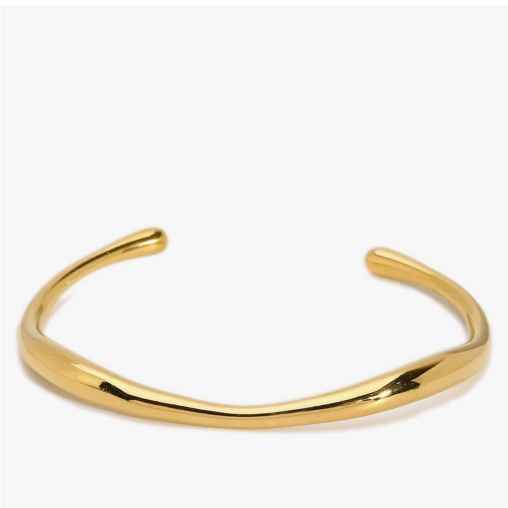 NWT- women’s 18k gold over stainless steel bangle bracelet
